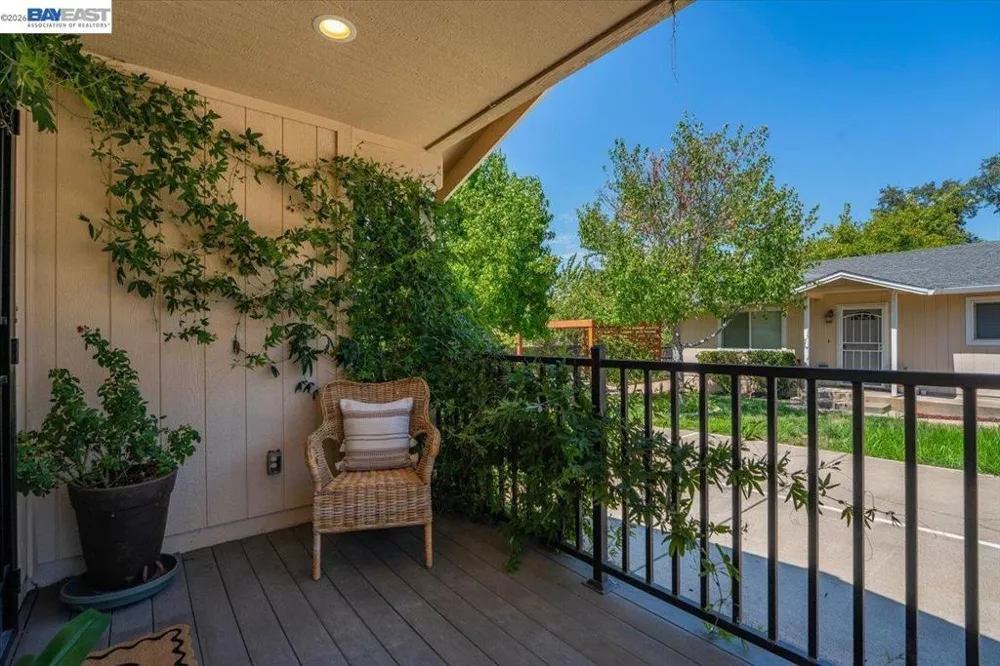 2584 Reservoir Ln Redding, CA 96002