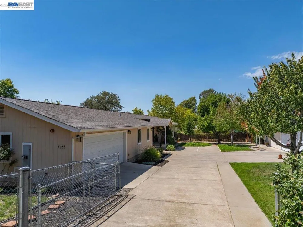 2584 Reservoir Ln Redding, CA 96002