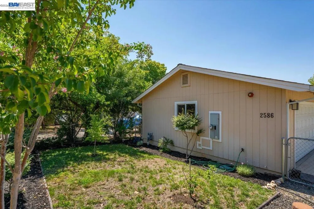 2584 Reservoir Ln Redding, CA 96002