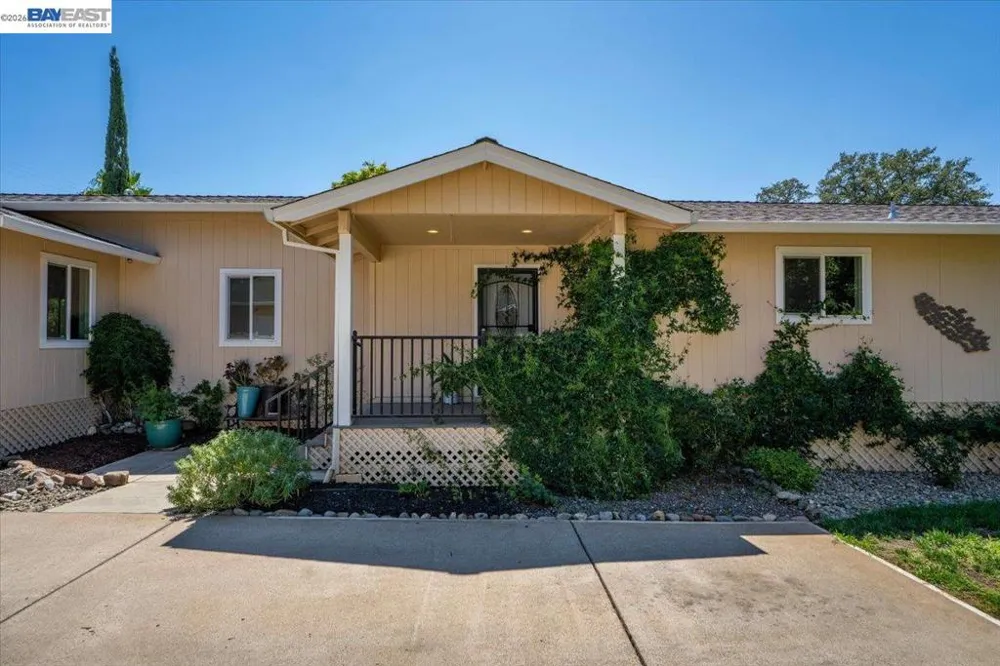 2584 Reservoir Ln Redding, CA 96002