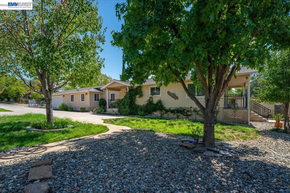 2584 Reservoir Ln Redding, CA 96002