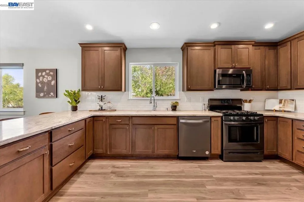 2584 Reservoir Ln Redding, CA 96002