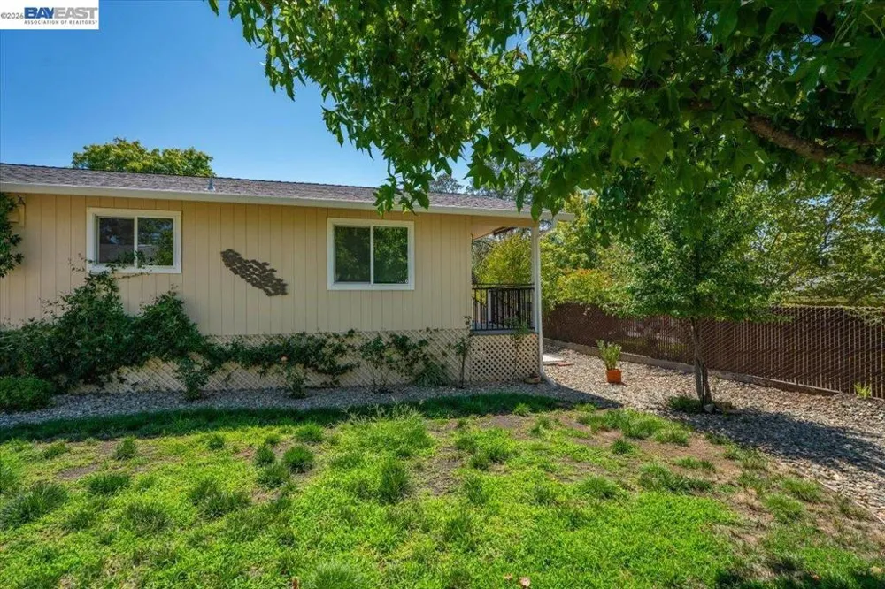2584 Reservoir Ln Redding, CA 96002