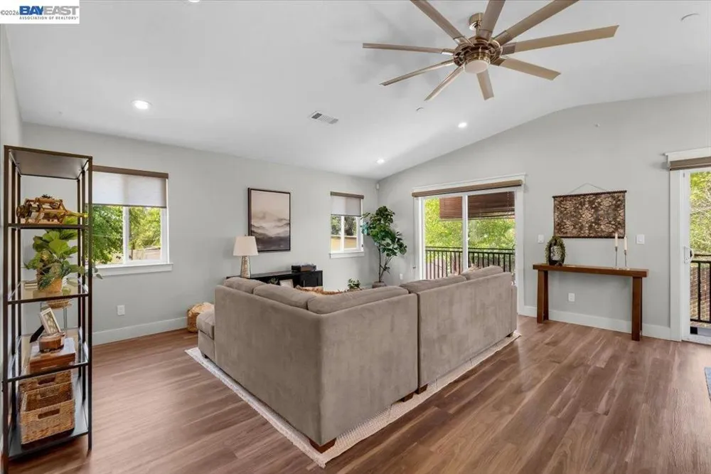 2584 Reservoir Ln Redding, CA 96002