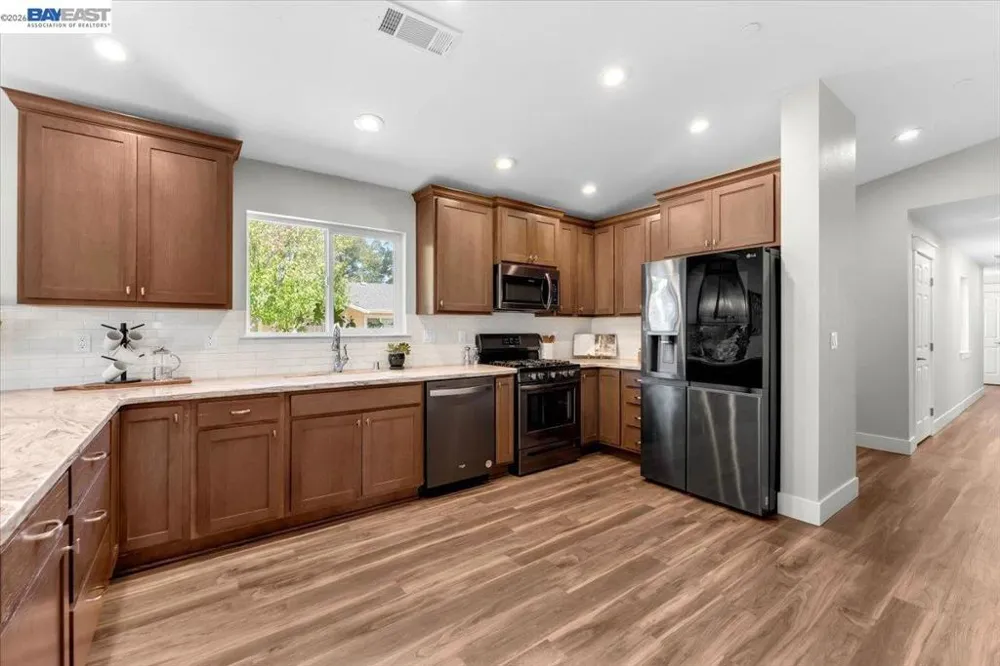2584 Reservoir Ln Redding, CA 96002