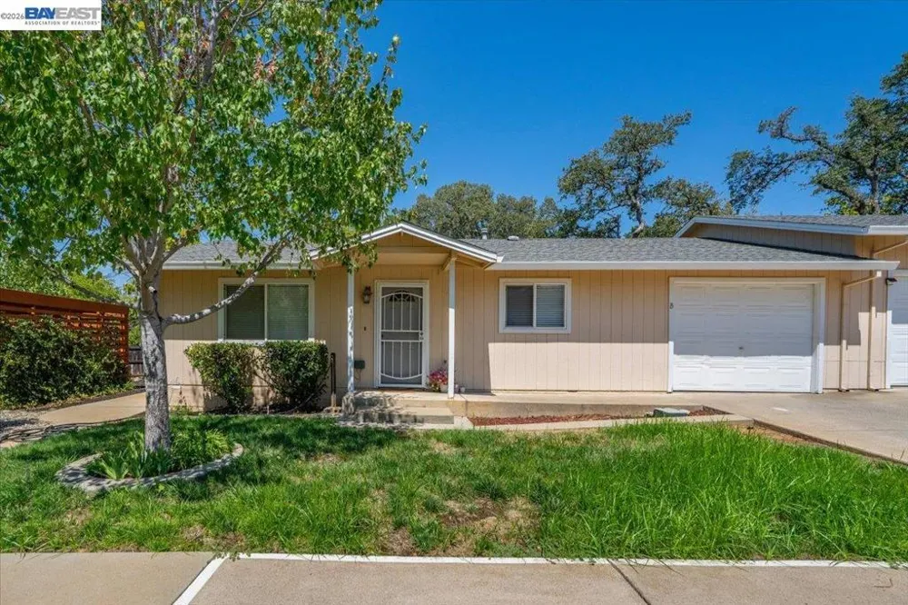 2584 Reservoir Ln Redding, CA 96002