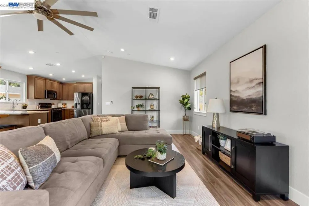 2584 Reservoir Ln Redding, CA 96002
