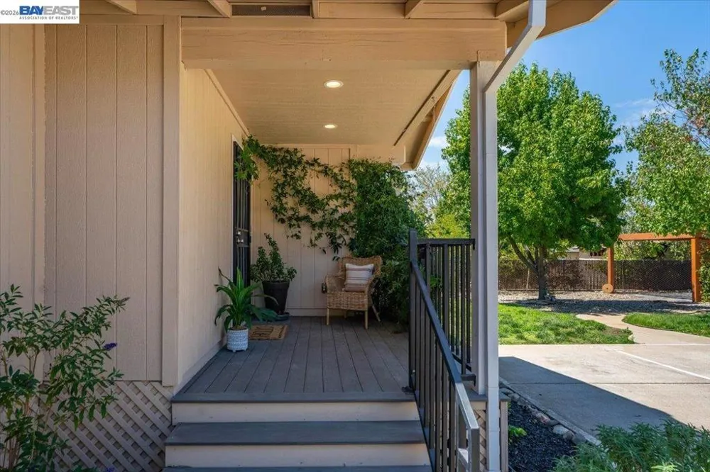 2584 Reservoir Ln Redding, CA 96002