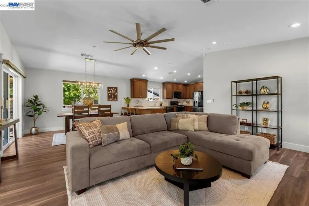 2584 Reservoir Ln Redding, CA 96002