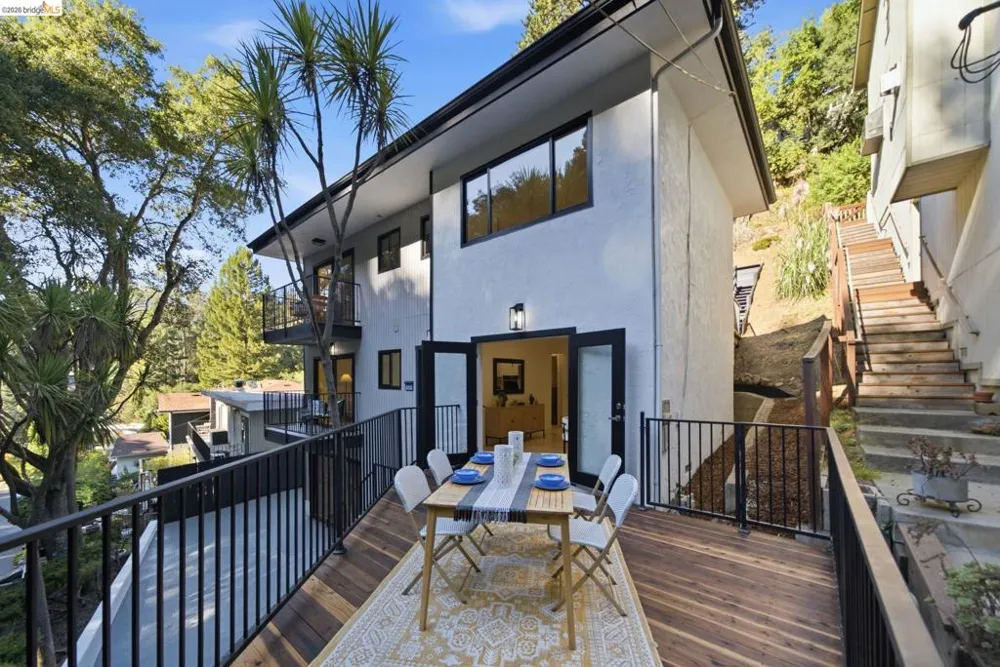 6334 Doran Dr Oakland, CA 94611