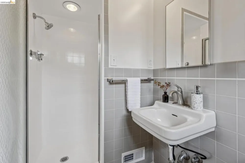 871 Joaquin Ave San Leandro, CA 94577