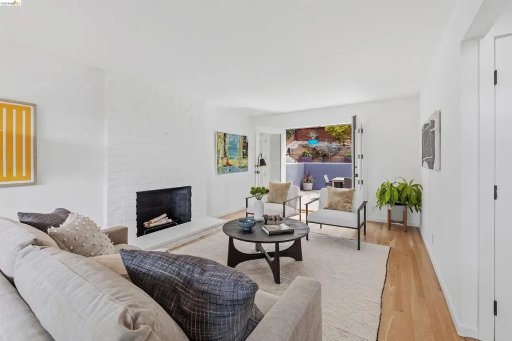6856 Armour Dr Oakland, CA 94611
