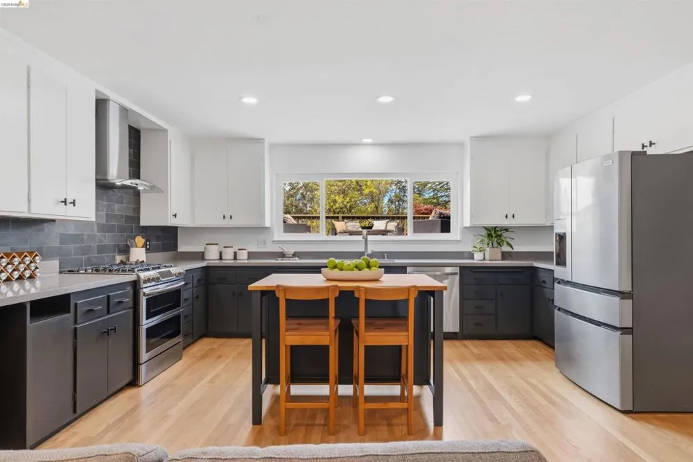 6856 Armour Dr Oakland, CA 94611