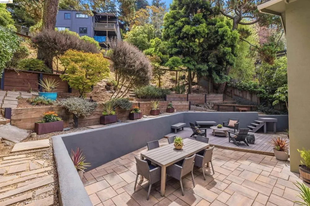 6856 Armour Dr Oakland, CA 94611