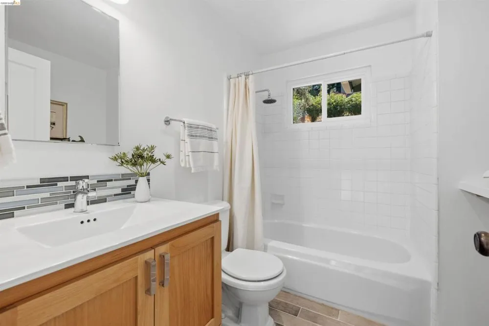 6856 Armour Dr Oakland, CA 94611