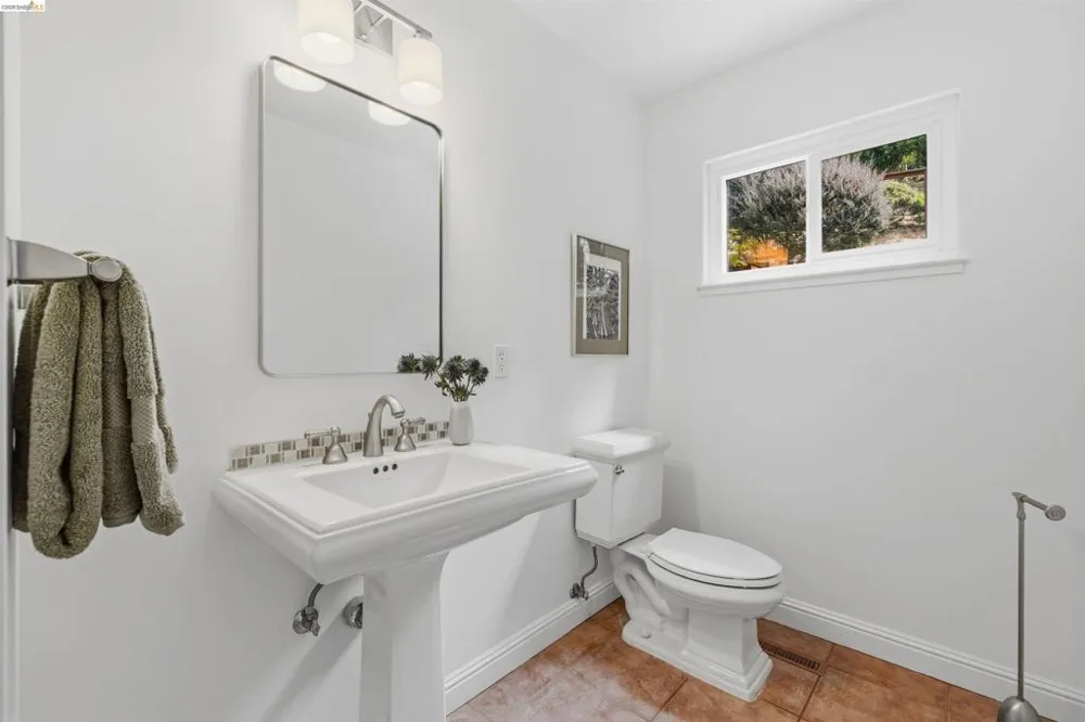 6856 Armour Dr Oakland, CA 94611