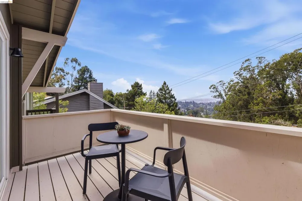 6856 Armour Dr Oakland, CA 94611