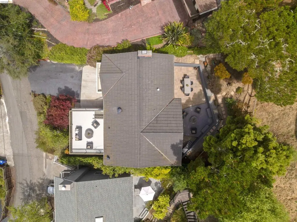 6856 Armour Dr Oakland, CA 94611