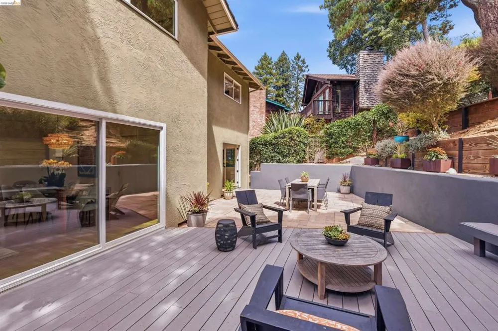 6856 Armour Dr Oakland, CA 94611