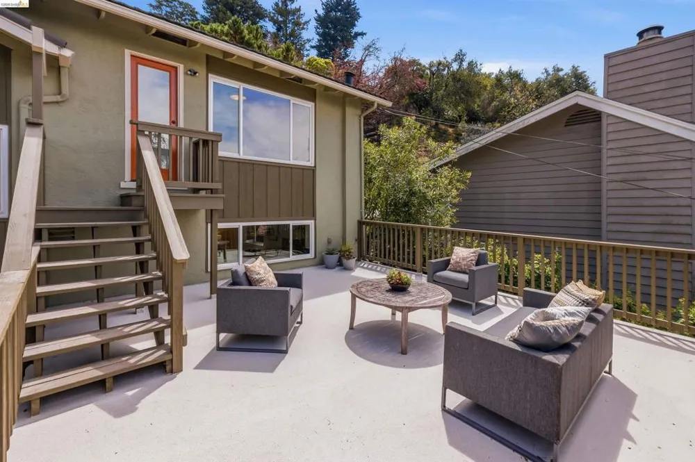 6856 Armour Dr Oakland, CA 94611