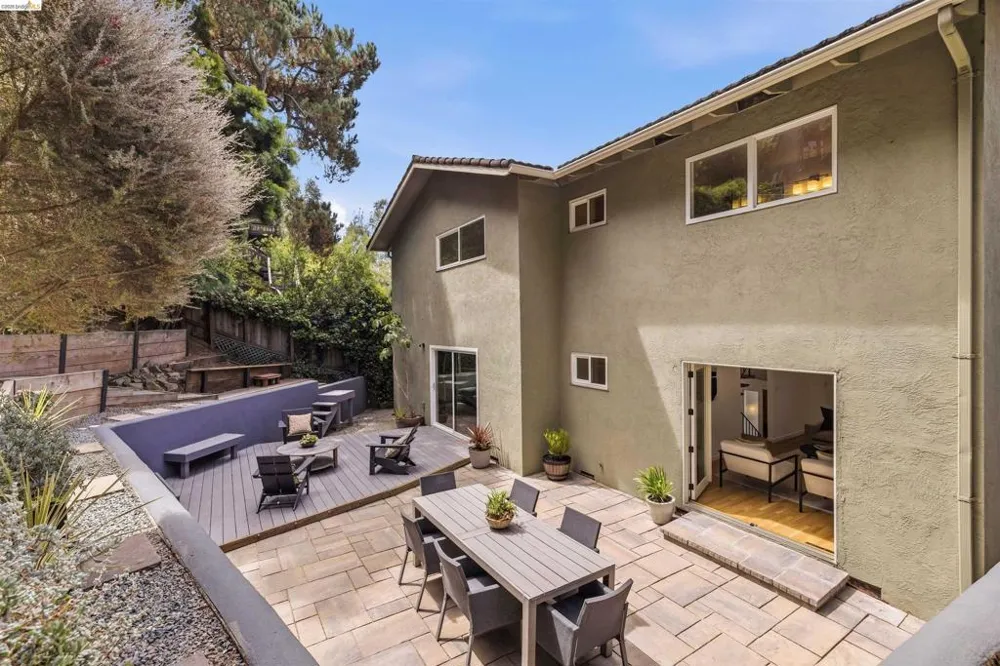 6856 Armour Dr Oakland, CA 94611