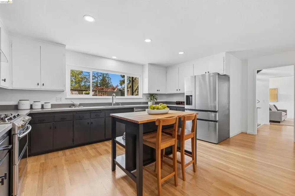 6856 Armour Dr Oakland, CA 94611