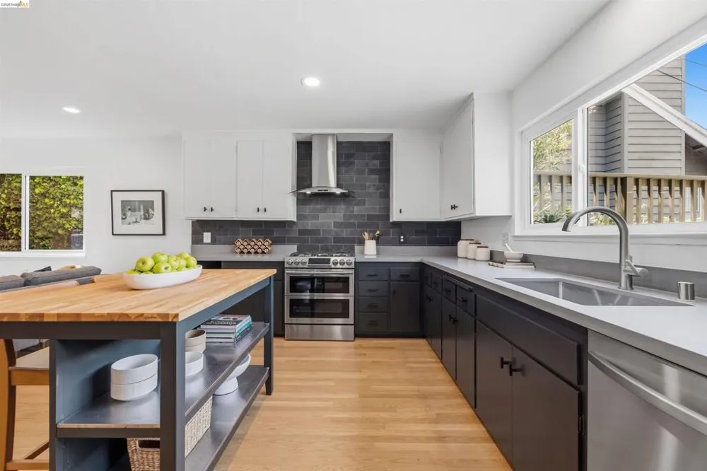 6856 Armour Dr Oakland, CA 94611