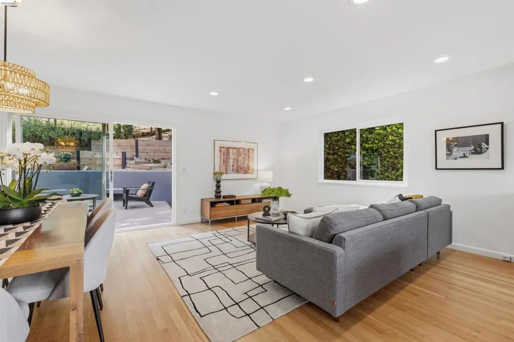 6856 Armour Dr Oakland, CA 94611
