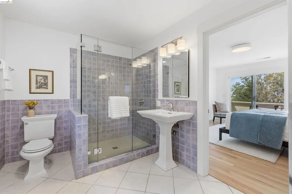 6856 Armour Dr Oakland, CA 94611