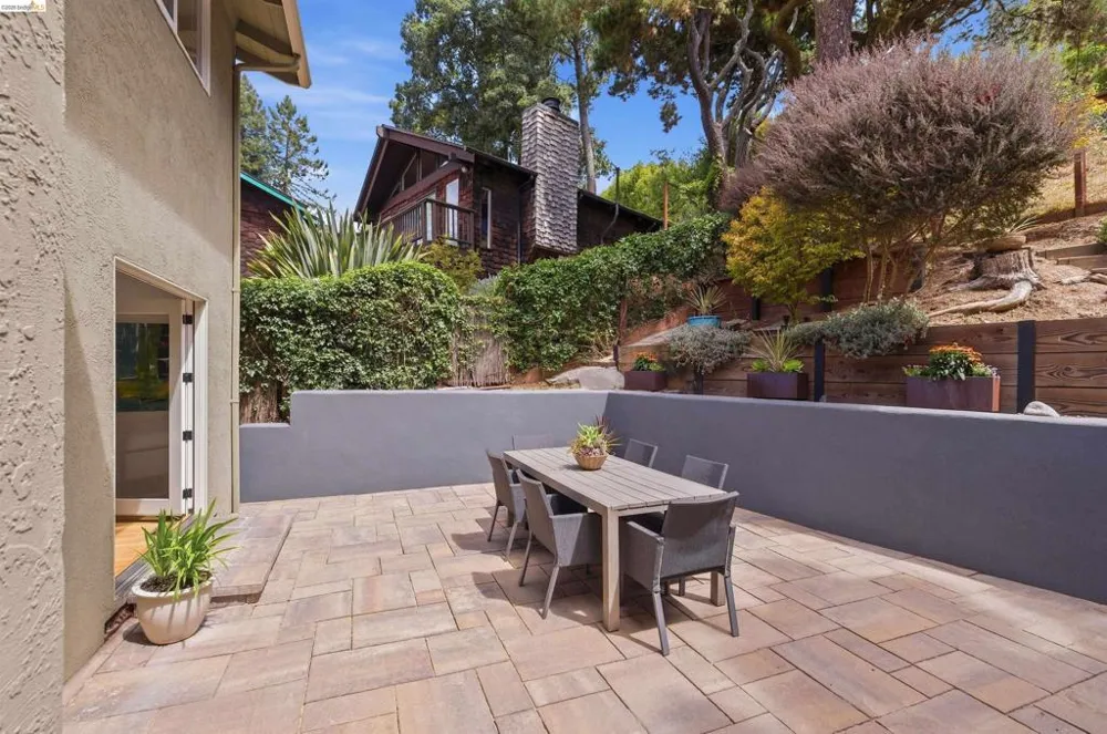 6856 Armour Dr Oakland, CA 94611