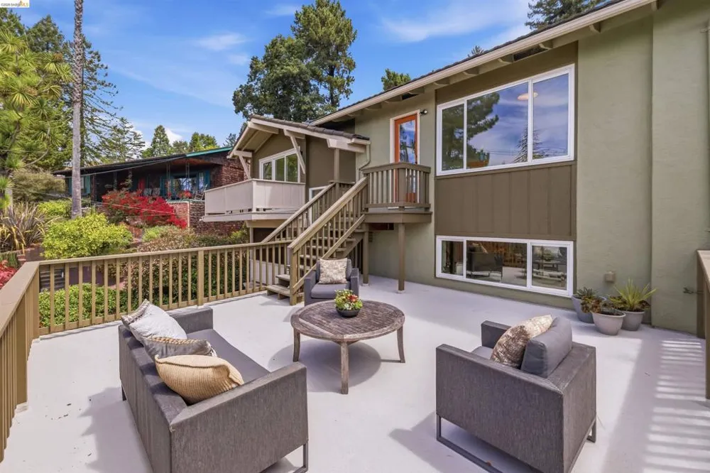 6856 Armour Dr Oakland, CA 94611
