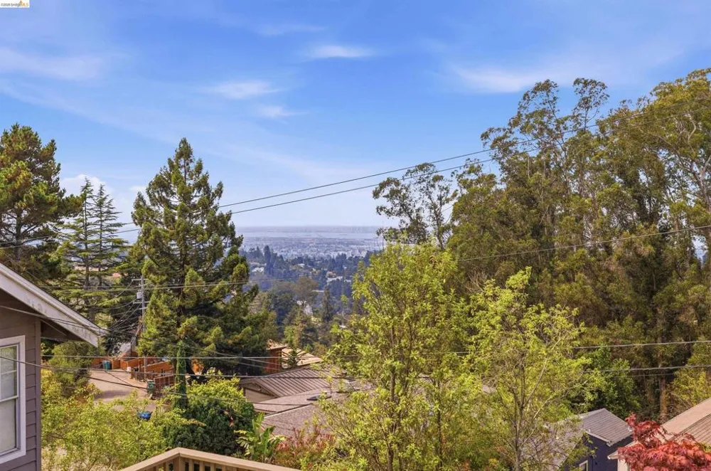 6856 Armour Dr Oakland, CA 94611