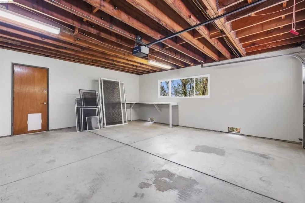 6856 Armour Dr Oakland, CA 94611
