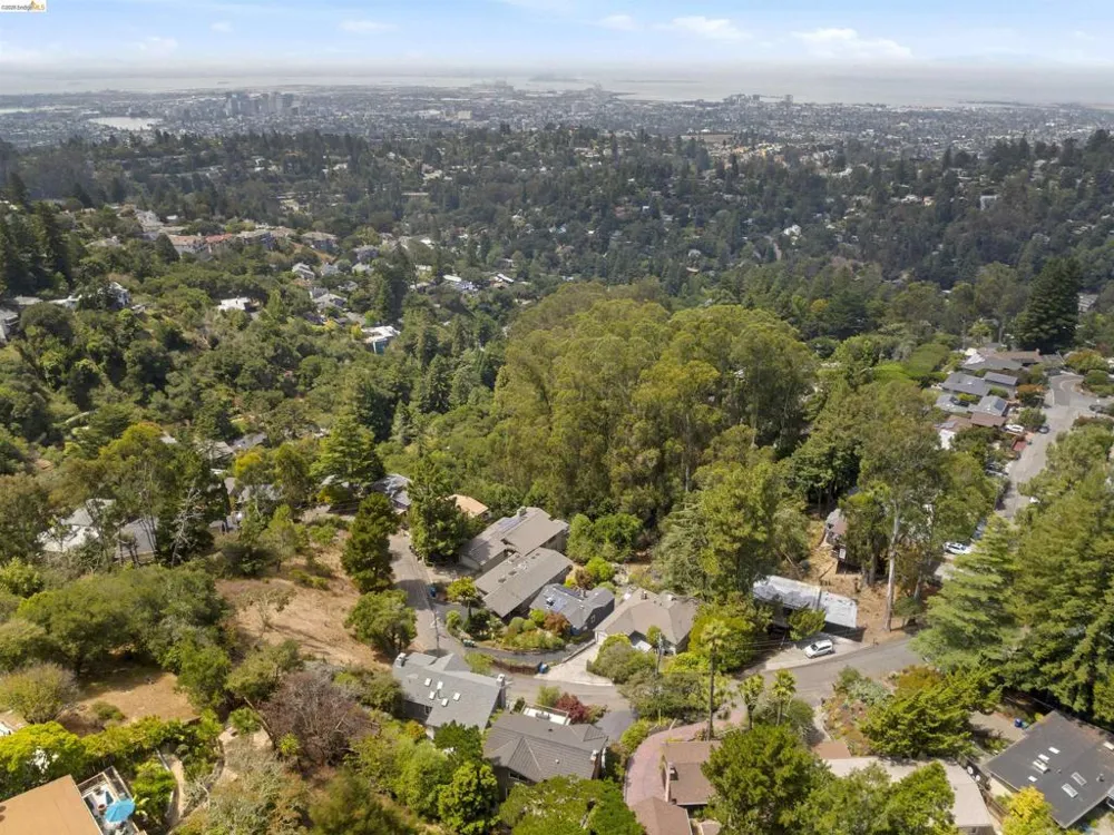 6856 Armour Dr Oakland, CA 94611