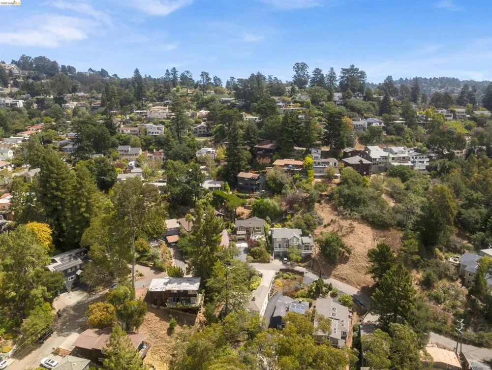 6856 Armour Dr Oakland, CA 94611