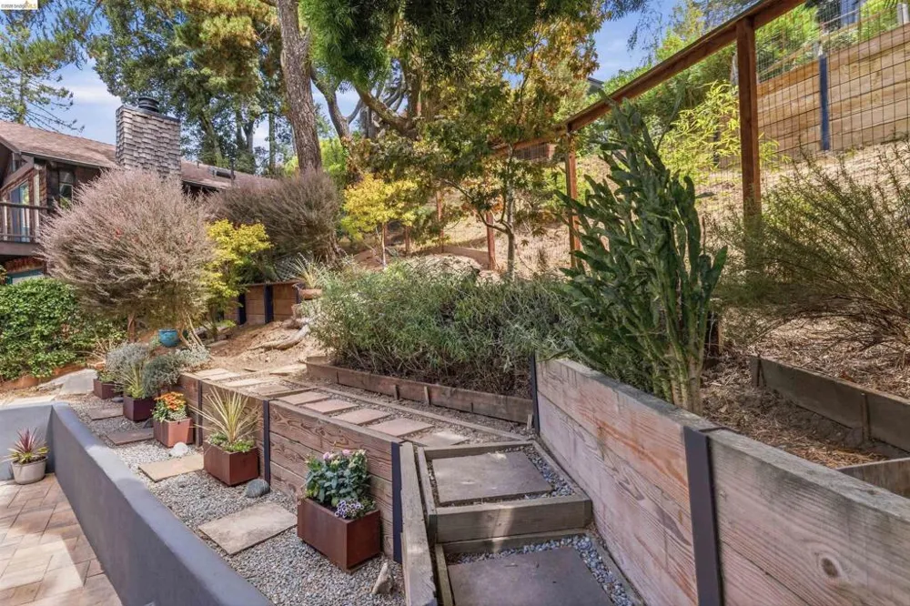 6856 Armour Dr Oakland, CA 94611