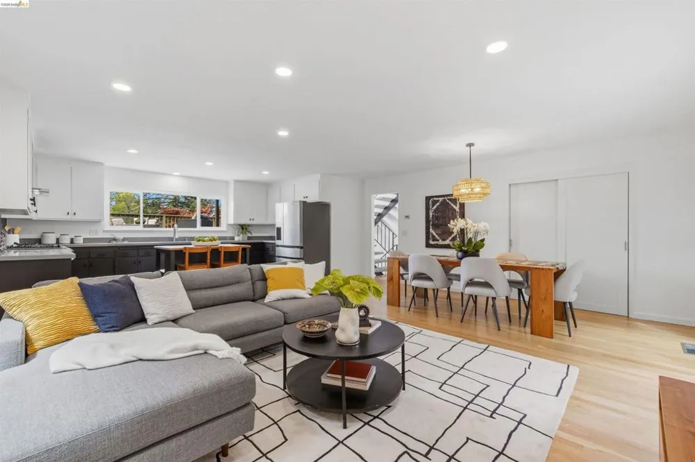 6856 Armour Dr Oakland, CA 94611