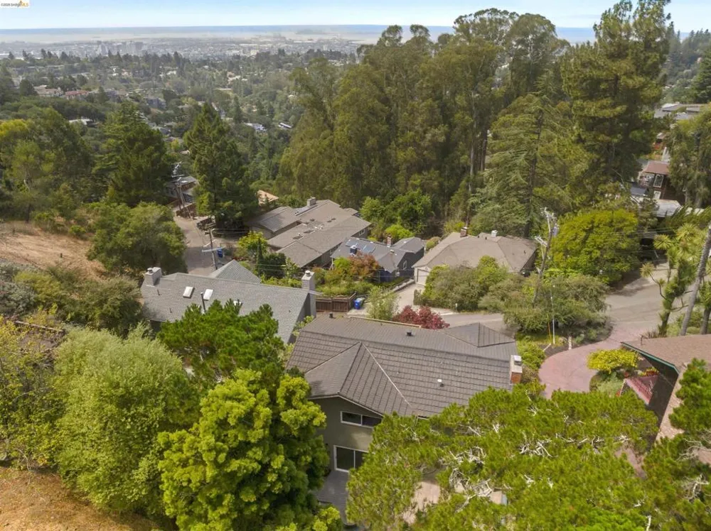 6856 Armour Dr Oakland, CA 94611