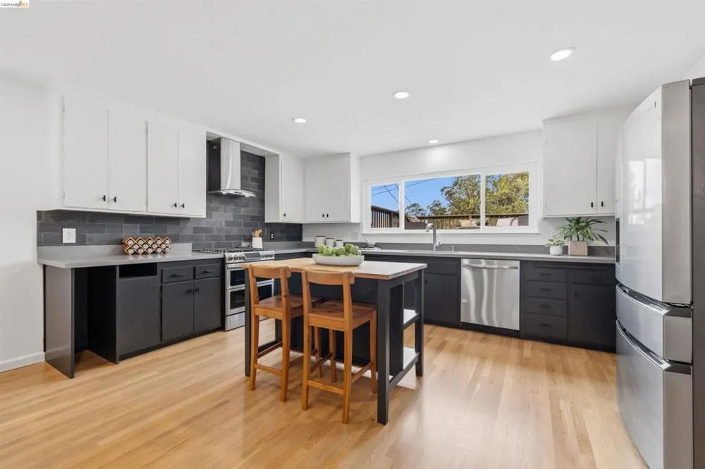 6856 Armour Dr Oakland, CA 94611