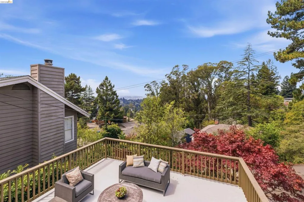 6856 Armour Dr Oakland, CA 94611
