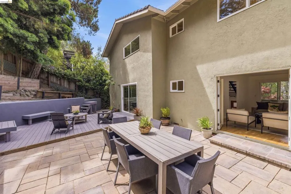6856 Armour Dr Oakland, CA 94611