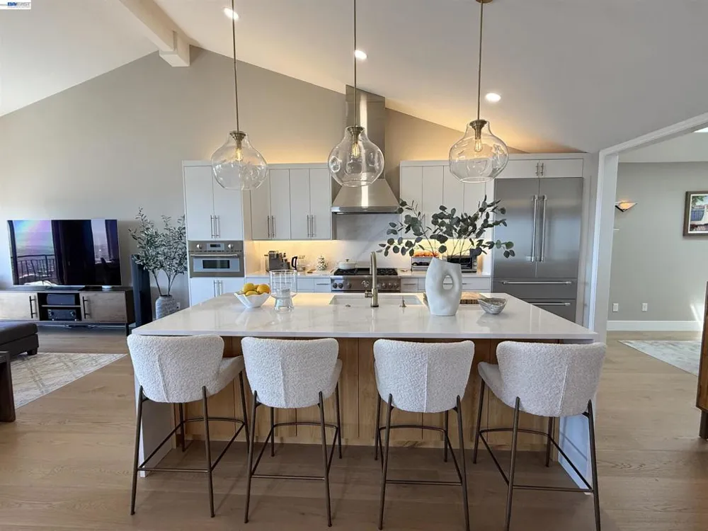 8 Starview Dr Oakland, CA 94618