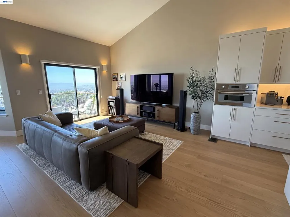 8 Starview Dr Oakland, CA 94618