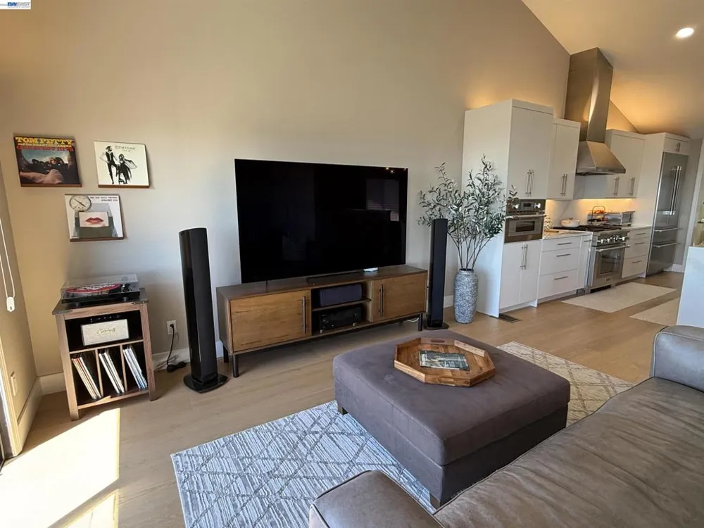 8 Starview Dr Oakland, CA 94618