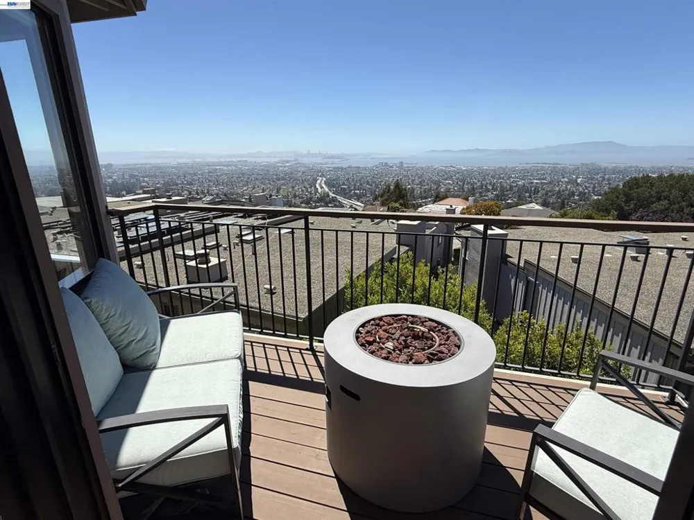 8 Starview Dr Oakland, CA 94618