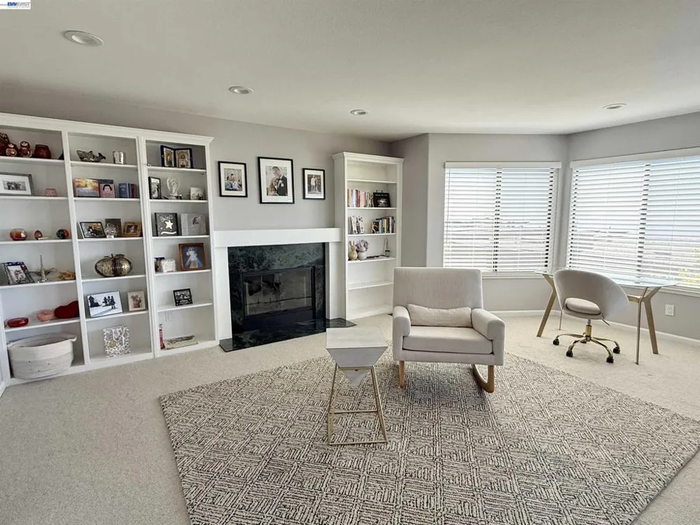 8 Starview Dr Oakland, CA 94618