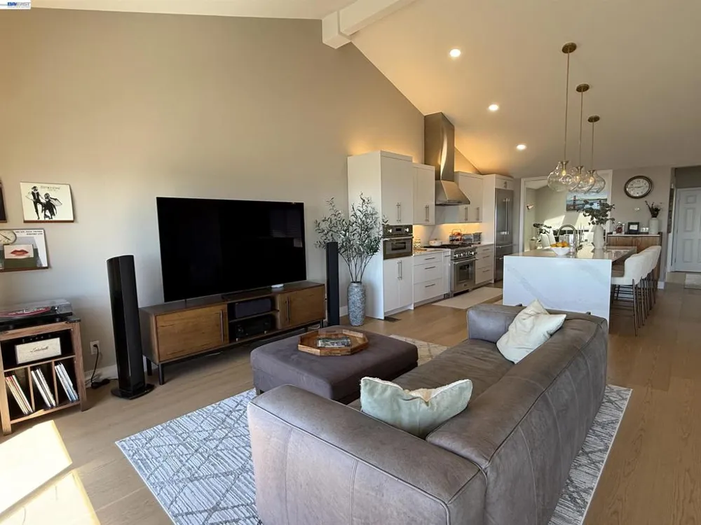 8 Starview Dr Oakland, CA 94618