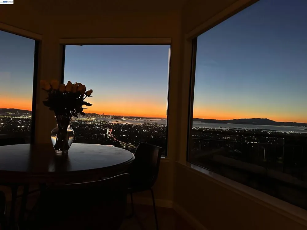 8 Starview Dr Oakland, CA 94618