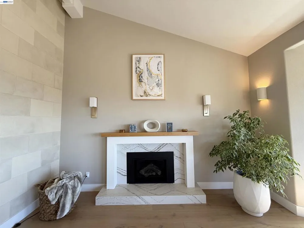 8 Starview Dr Oakland, CA 94618