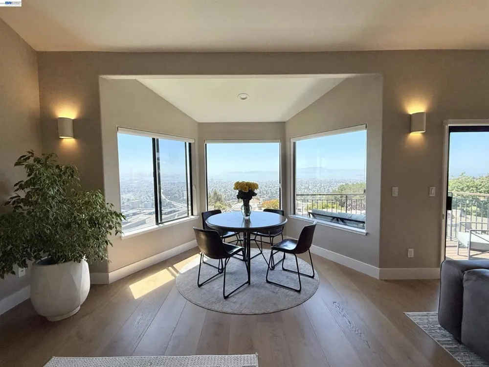 8 Starview Dr Oakland, CA 94618